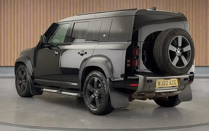 Used Land Rover Defender HSE Dynamic 249 HP (183 kW) 2025 Estate