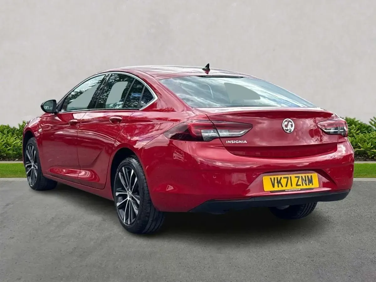 Begagnad Vauxhall Insignia Edition 122 HK (89 kW) 2022 Röd Halvkombi