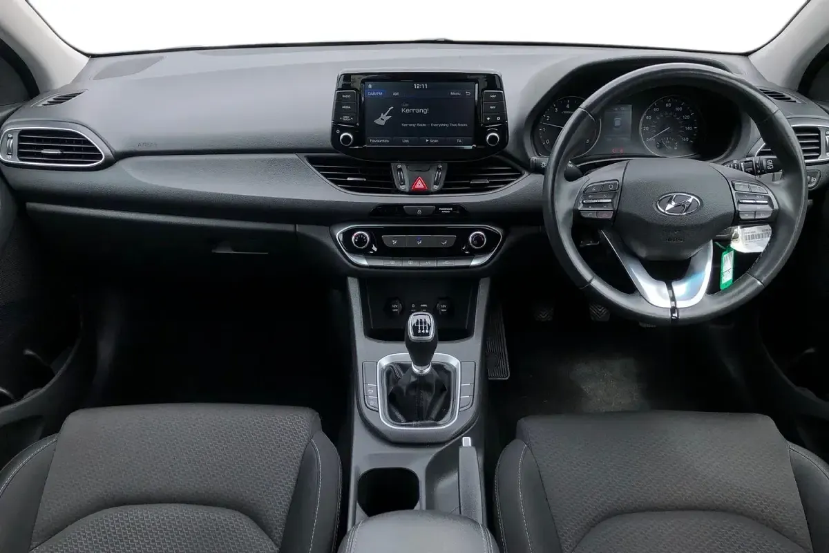 Used Hyundai i30 SE 120 HP (88 kW) 2018 White Hatchback