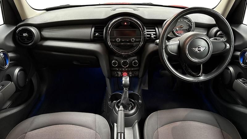 Used Mini Cooper Hatch 134 HP (98 kW) 2017 Red Hatchback