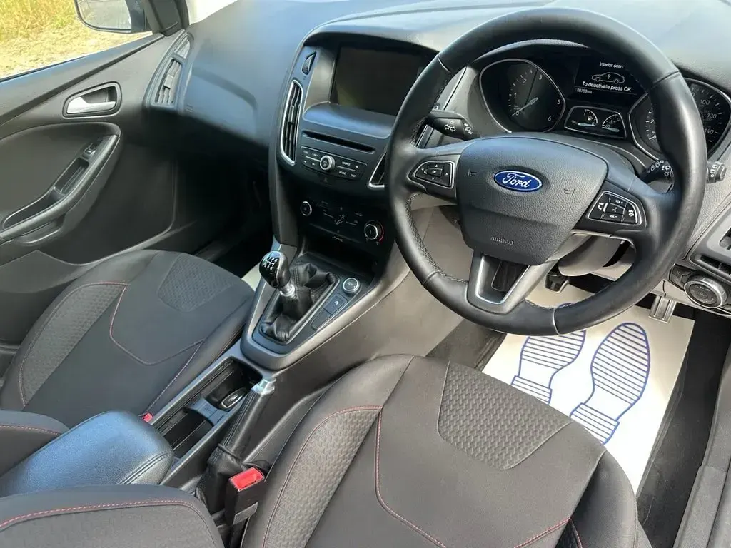 Used Ford Focus Zetec 120 HP (88 kW) 2015 Silver Hatchback