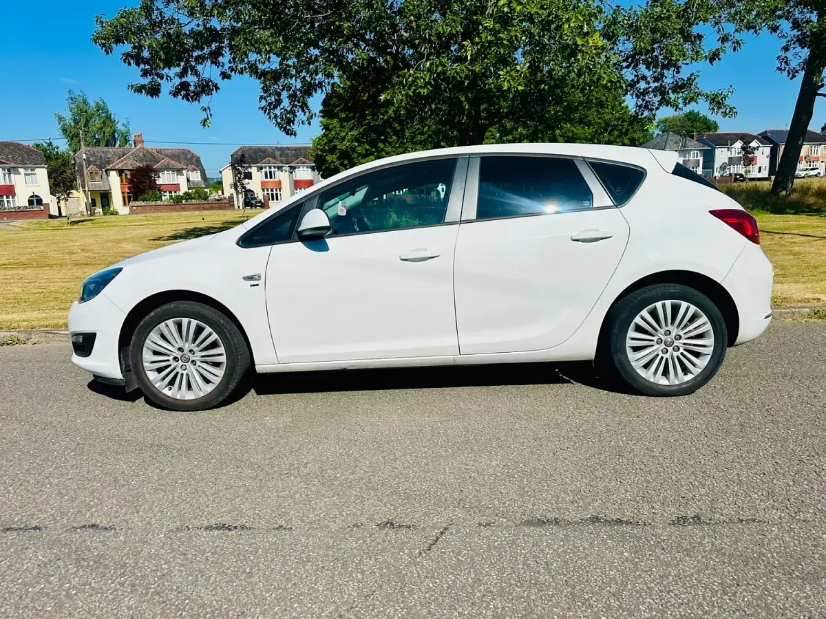 Used Vauxhall Astra 99 HP (72 kW) 2013 White Hatchback