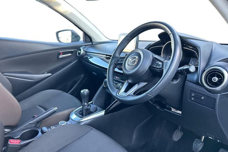 Used Mazda 2 75 HP (55 kW) 2022 White Hatchback