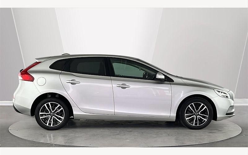Used Volvo V40 Momentum 122 HP (89 kW) 2019 Hatchback