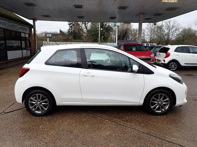 Used Toyota Yaris 99 HP (72 kW) 2014 White Hatchback