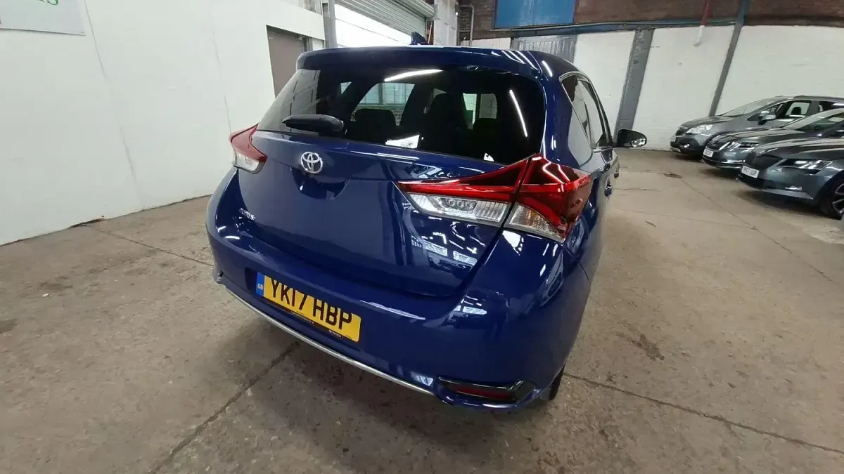 Used Toyota Auris 116 HP (85 kW) 2017 Blue Hatchback