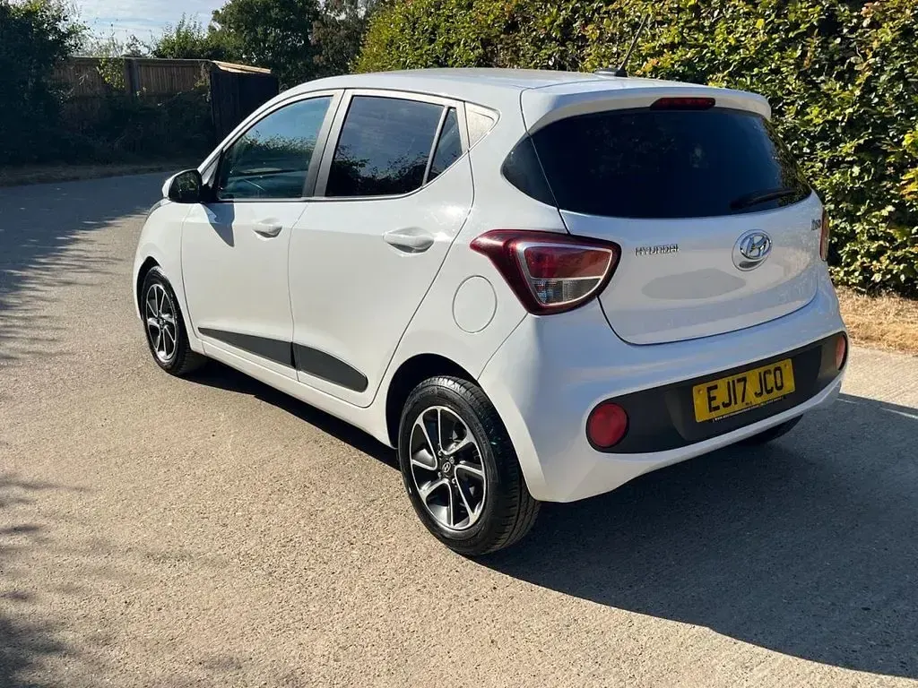 Used Hyundai i10 Premium 87 HP (63 kW) 2017 White Hatchback