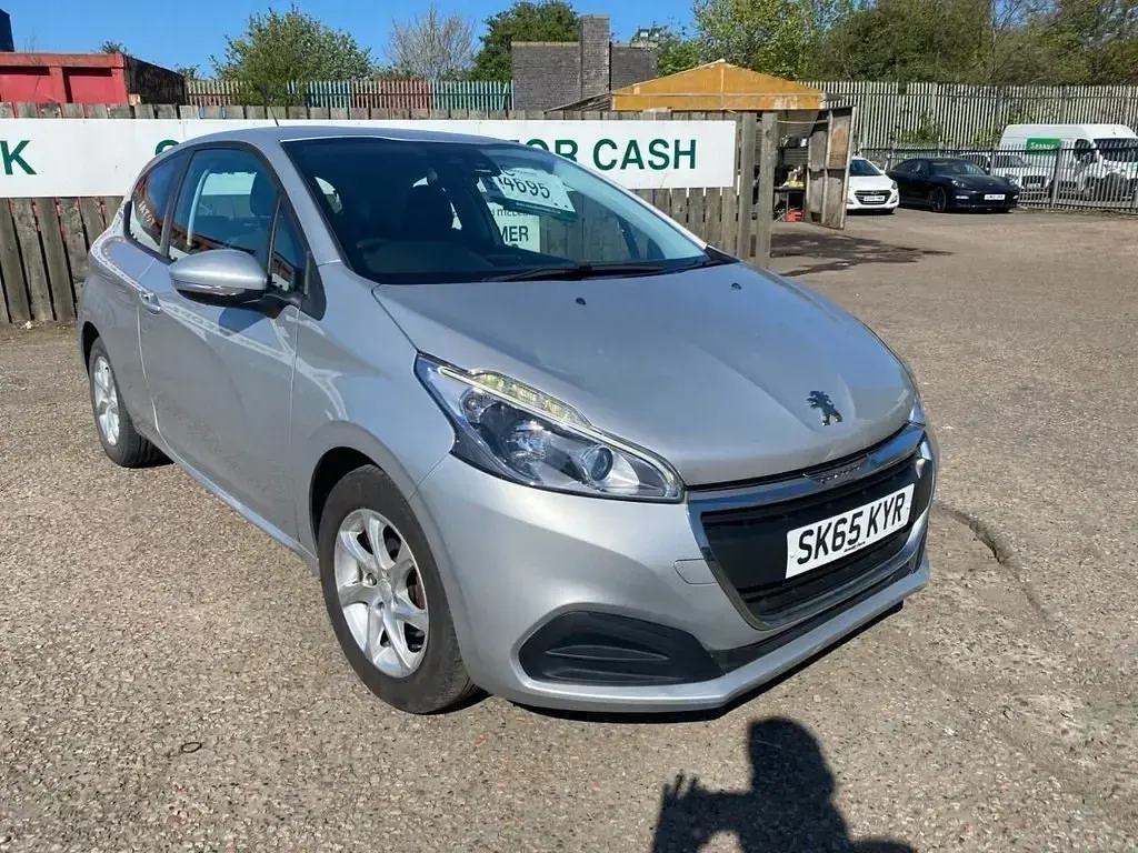 Używany Peugeot 208 Active 68 KM (50 kW) 2015 Srebrny Hatchback