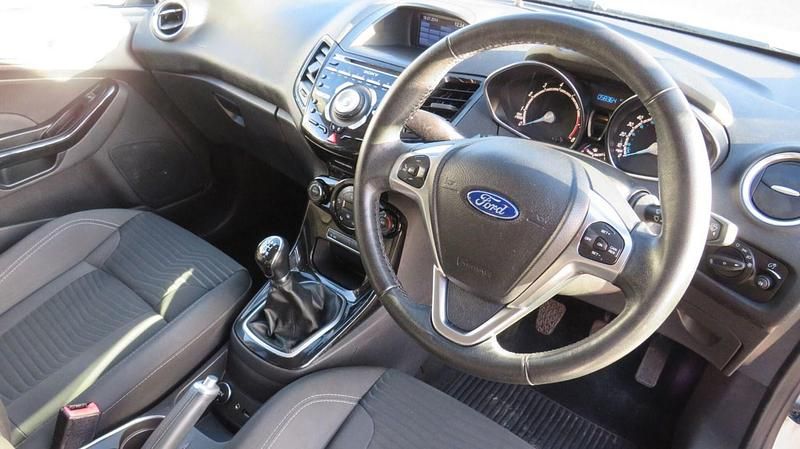 Usado Ford Fiesta Titanium 2014 Prateado Citadino