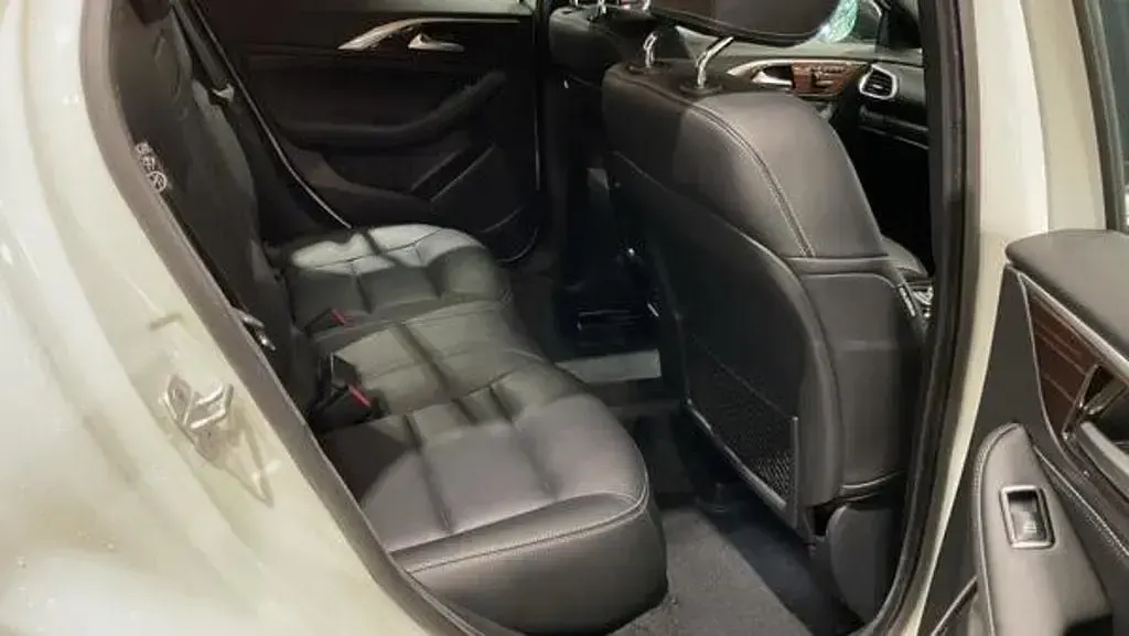 Used Infiniti Q30 Premium 170 HP (125 kW) 2016 White Hatchback
