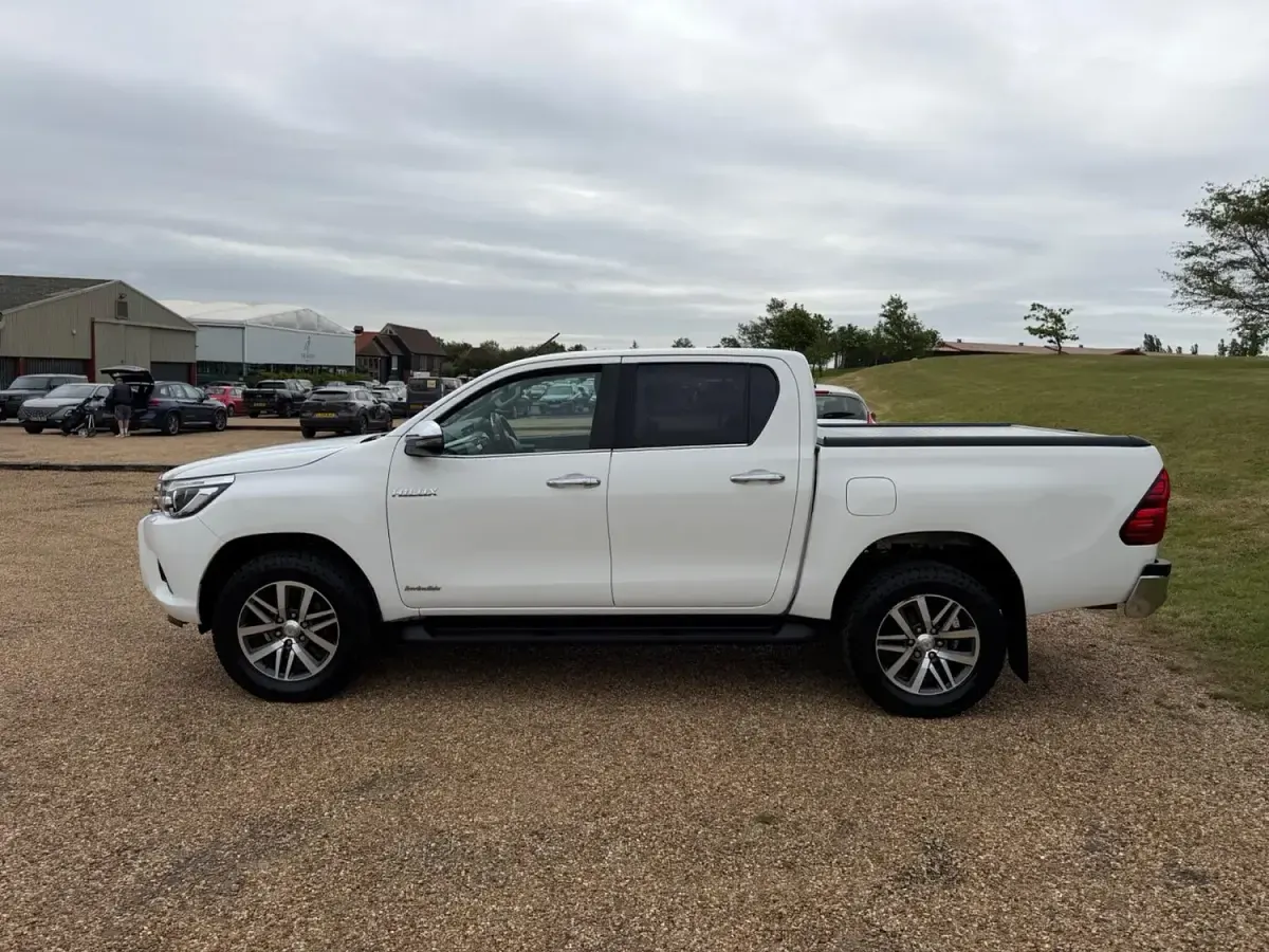 Used Toyota HiLux 150 HP (110 kW) 2020 White Pickup