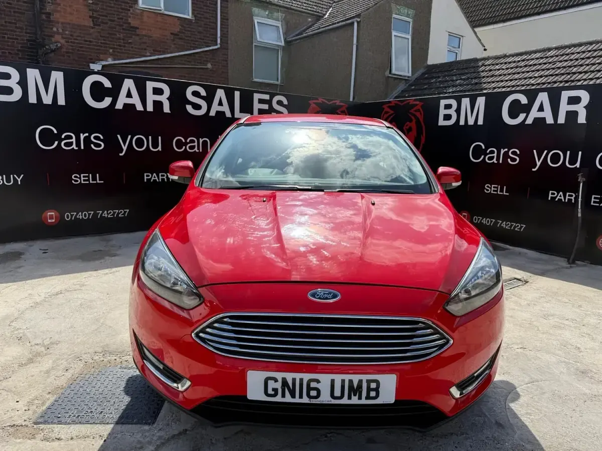Used Ford Focus Titanium 125 HP (91 kW) 2016 Red Hatchback