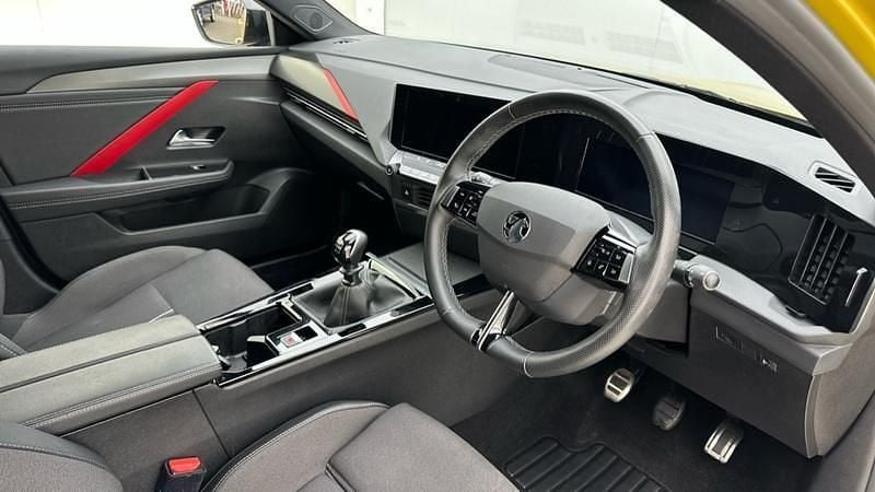 Second-hand Vauxhall Astra GS Line 130 CP (95 kW) 2022 Galben Hatchback