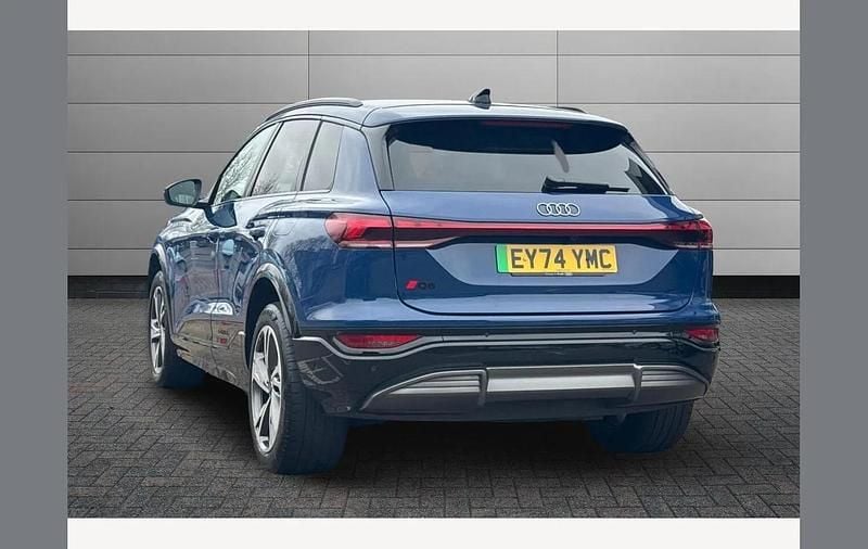 Begagnad Audi Q6 e-tron S-Line 225 kW (306 HK) 2024 Blå SUV