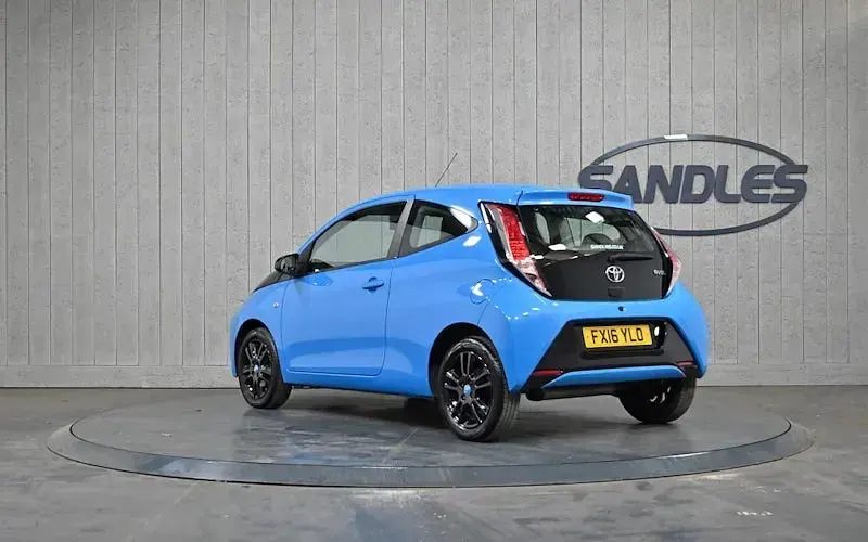 Usado Toyota Aygo X-cite 69 CV (50 kW) 2015 Azul Utilitario
