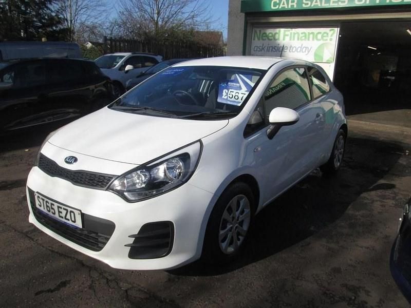 Begagnad Kia Rio 84 HK (61 kW) 2015 Vit Halvkombi