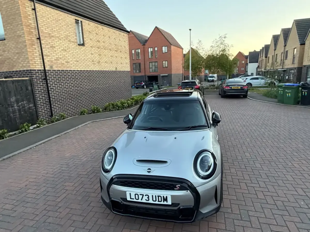 Używany Mini Cooper S Exclusive 2024 Srebrny Hatchback