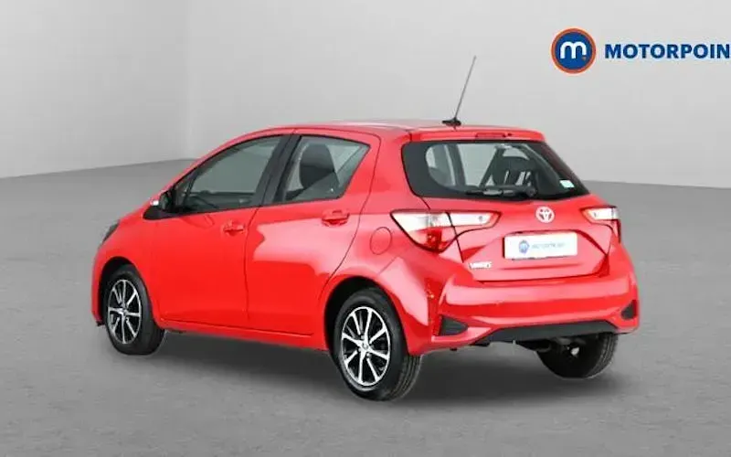 Used Toyota Yaris 111 HP (81 kW) 2018 Red Hatchback