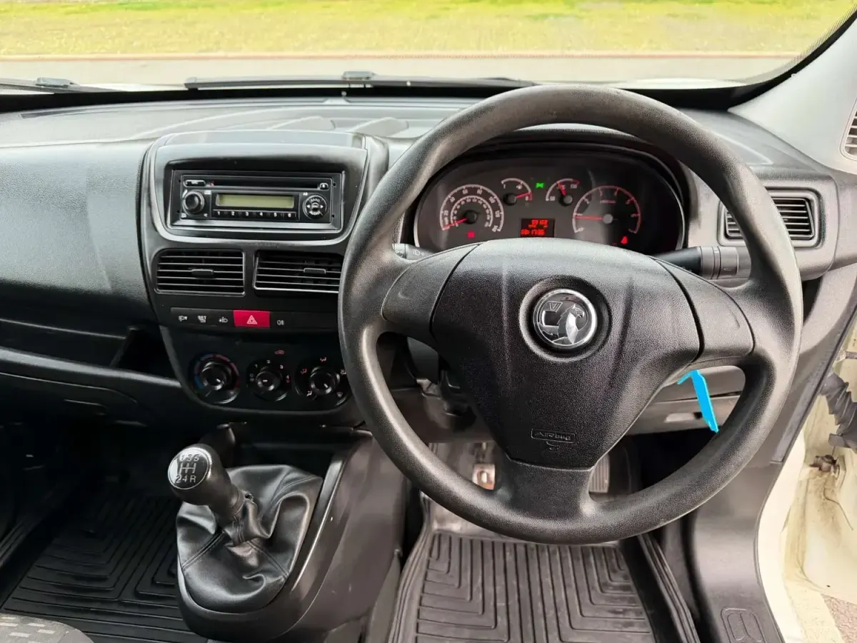 Usado Vauxhall Combo 89 HP (65 kW) 2015 Branco Monovolume