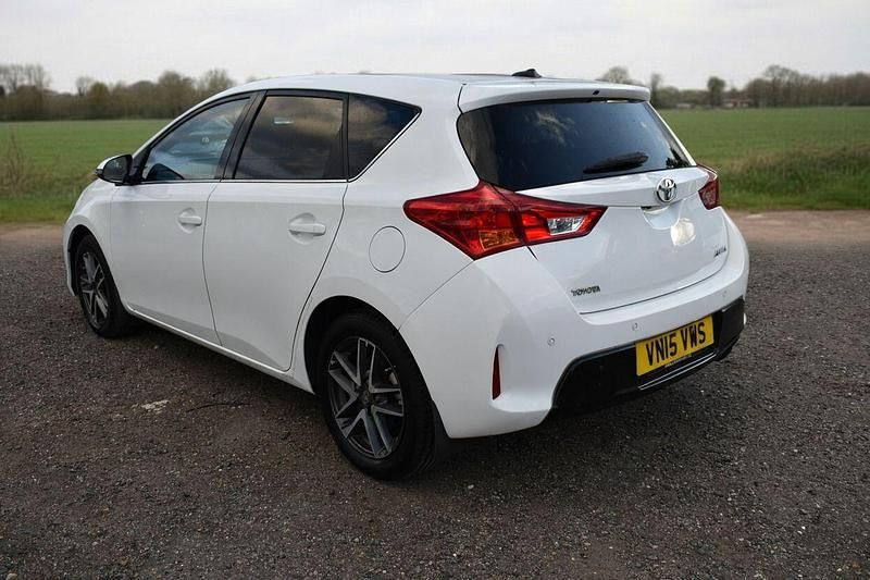 Usado Toyota Auris 132 HP (97 kW) 2015 Branco Citadino