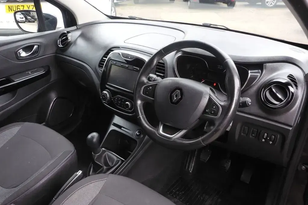 Used Renault Captur Dynamique 90 HP (66 kW) 2016 Black SUV