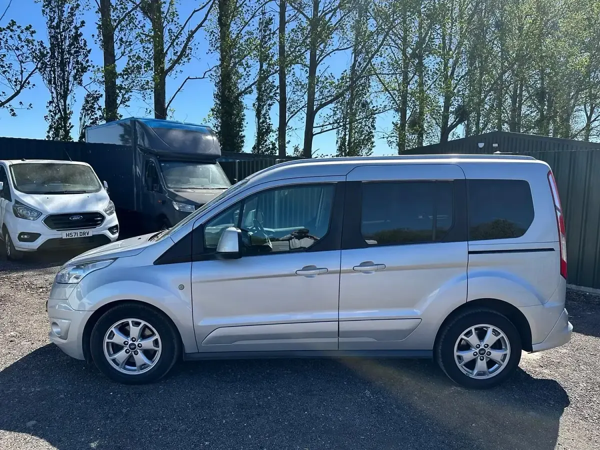 Used Ford Tourneo Connect Titanium 100 HP (73 kW) 2017 Silver MPV