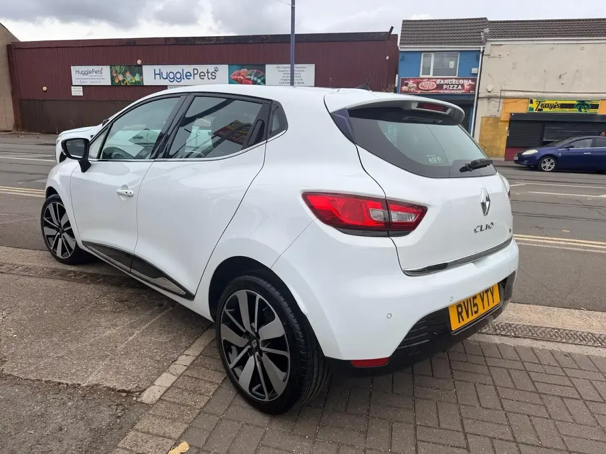 Used Renault Clio Dynamique 90 HP (66 kW) 2015 White Hatchback