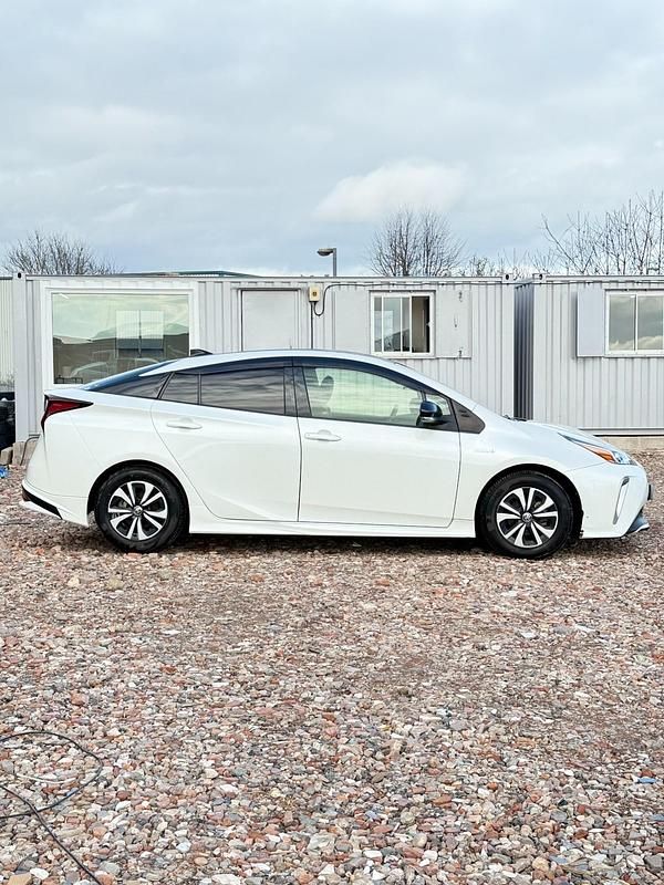 Used Toyota Prius 122 HP (89 kW) 2019 White Hatchback