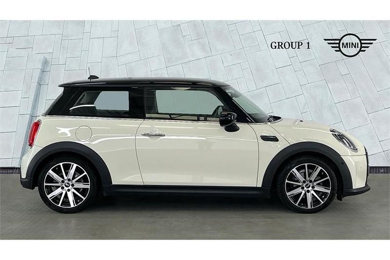 Used Mini Cooper Classic 136 HP (100 kW) 2022 White Hatchback