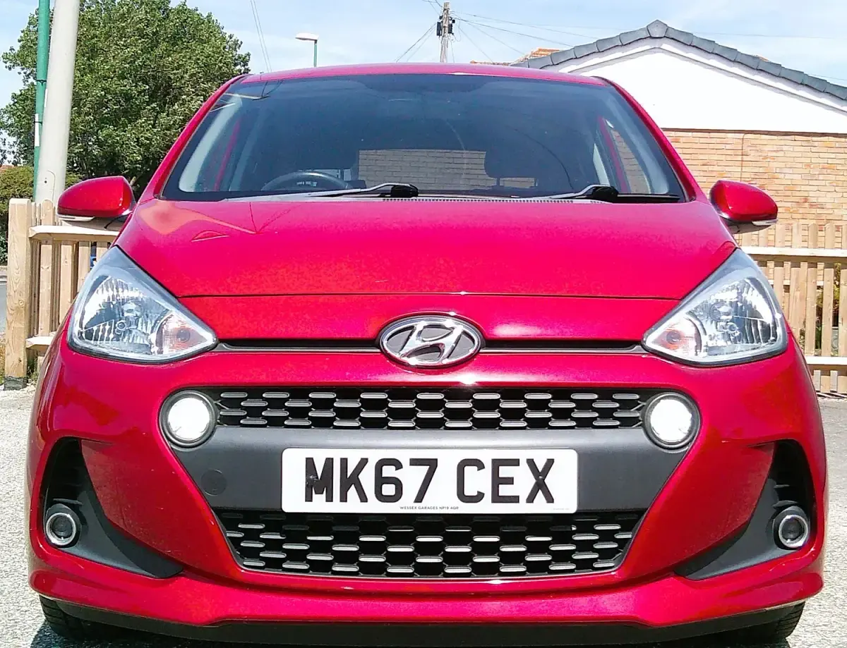 Used Hyundai i10 Premium 66 HP (48 kW) 2017 Red Hatchback