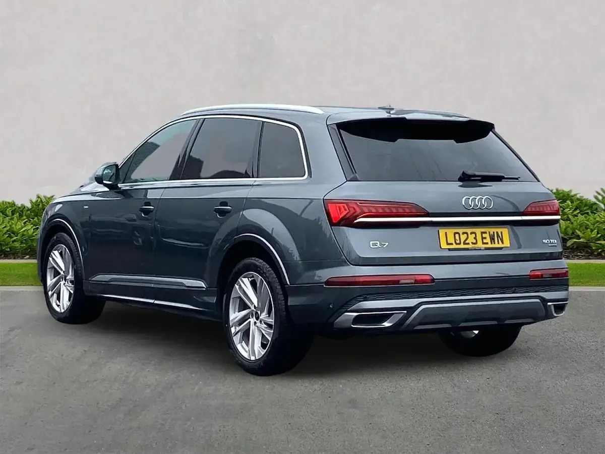 Used Audi Q7 S-Line 286 HP (210 kW) 2023 Grey SUV