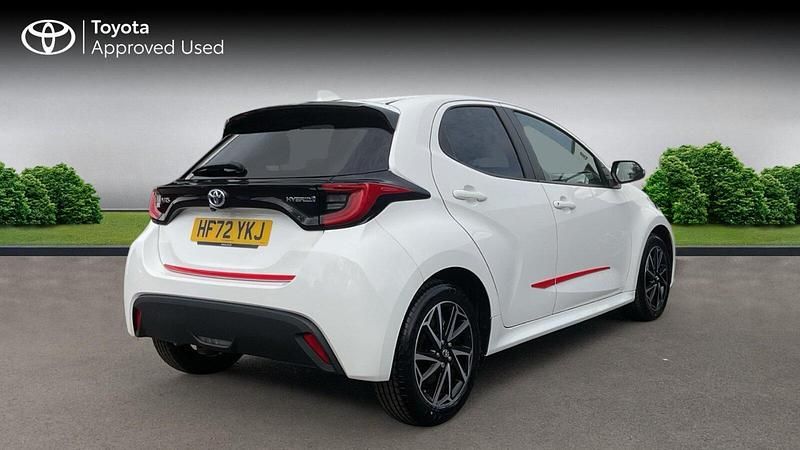 Used Toyota Yaris Hybrid Design 116 HP (85 kW) 2022 White Hatchback