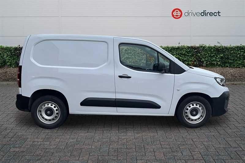 Used Vauxhall Combo 100 kW (136 HP) 2024 White MPV
