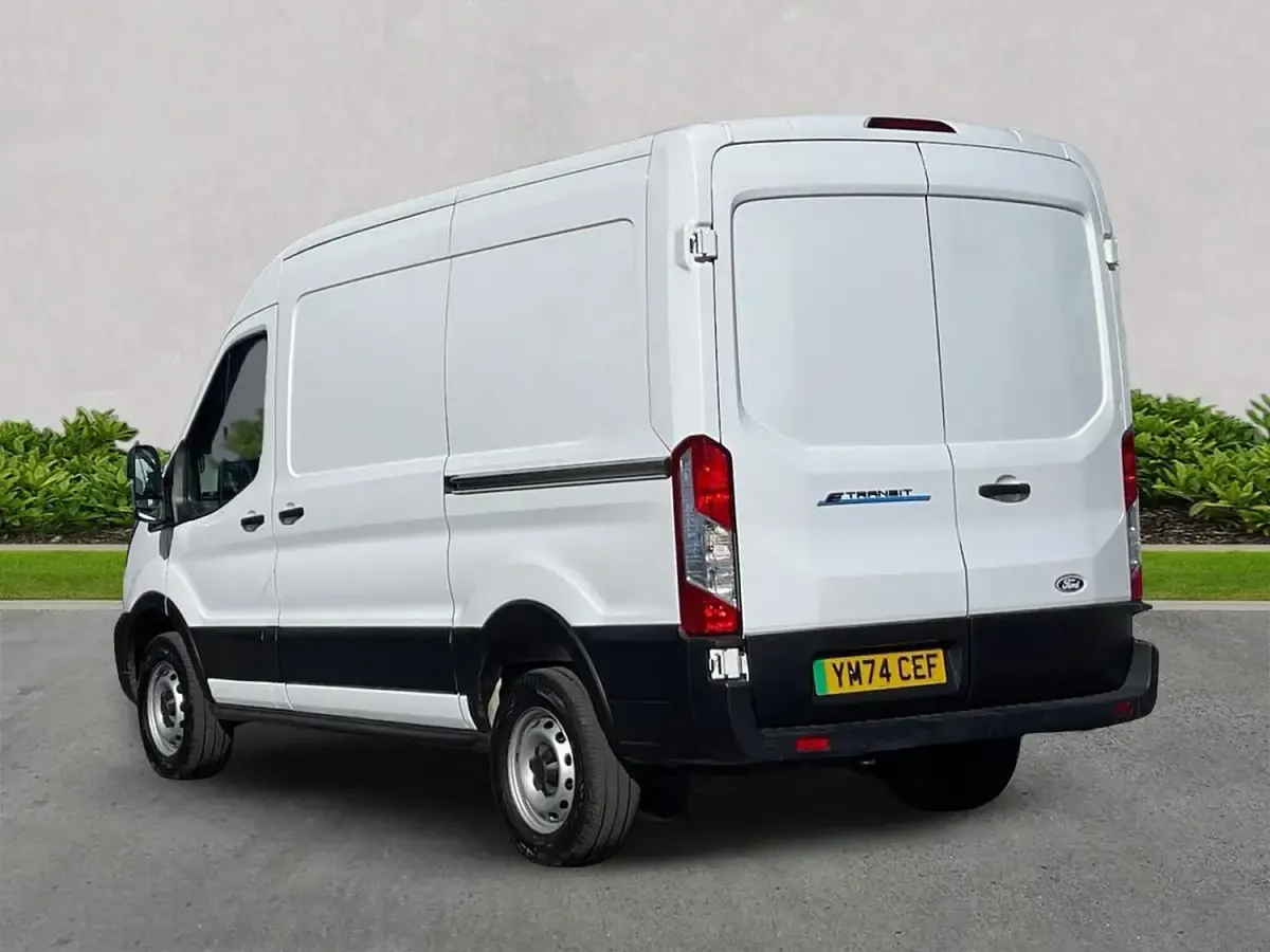 Begagnad Ford E-Transit 197 kW (269 HK) 2024 Vit Van