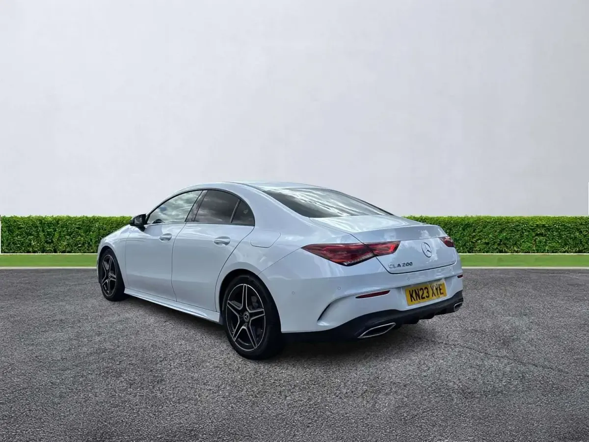 Begagnad Mercedes CLA200 Executive 2023 Vit Sportkupé