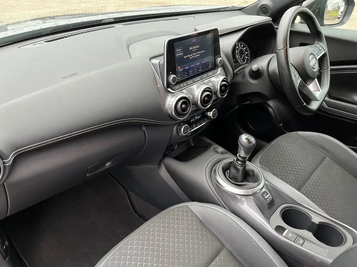 Używany Nissan Juke N-Connecta 114 KM (83 kW) 2023 Szary SUV