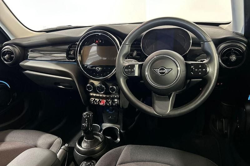 Usado Mini Cooper Classic 134 CV (98 kW) 2023 Plateado Utilitario