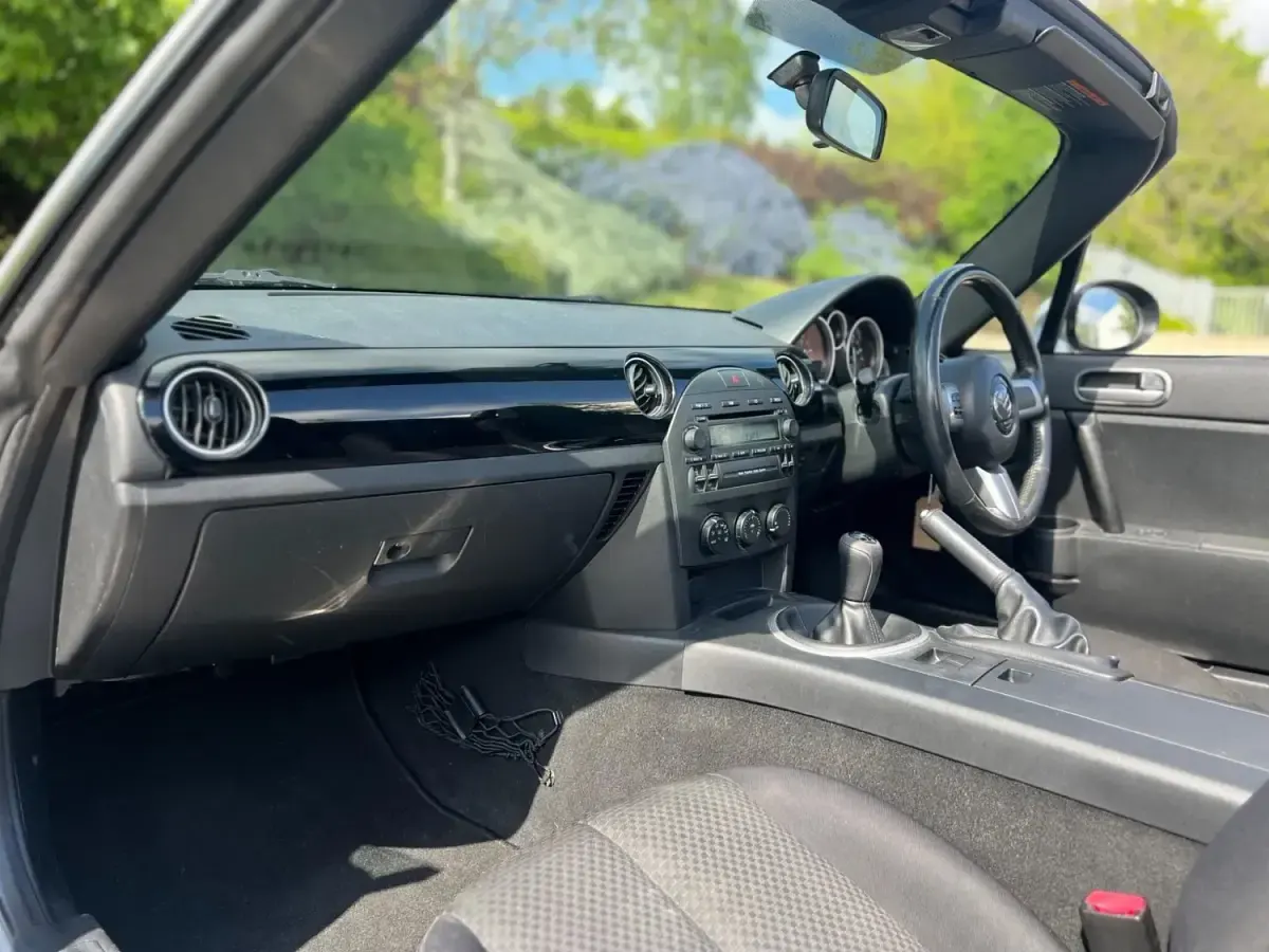 Begagnad Mazda MX5 126 HK (92 kW) 2007 Silver Cab