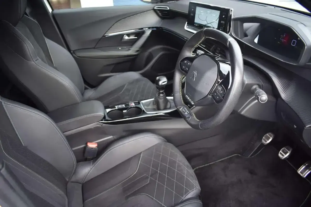 Used Peugeot 2008 Premium 129 HP (94 kW) 2021 White SUV