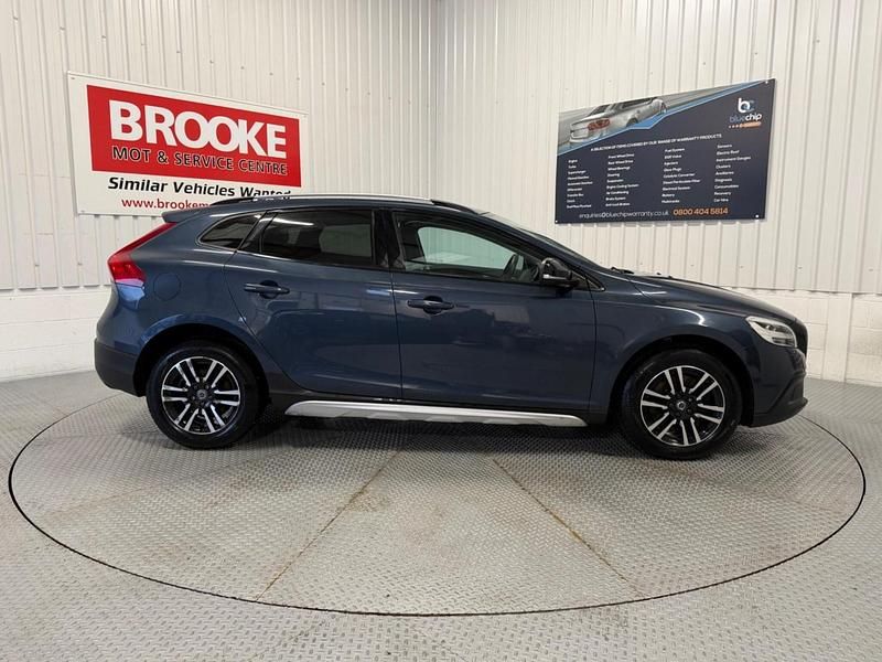 Used Volvo V40 Plus 2017 Blue Hatchback