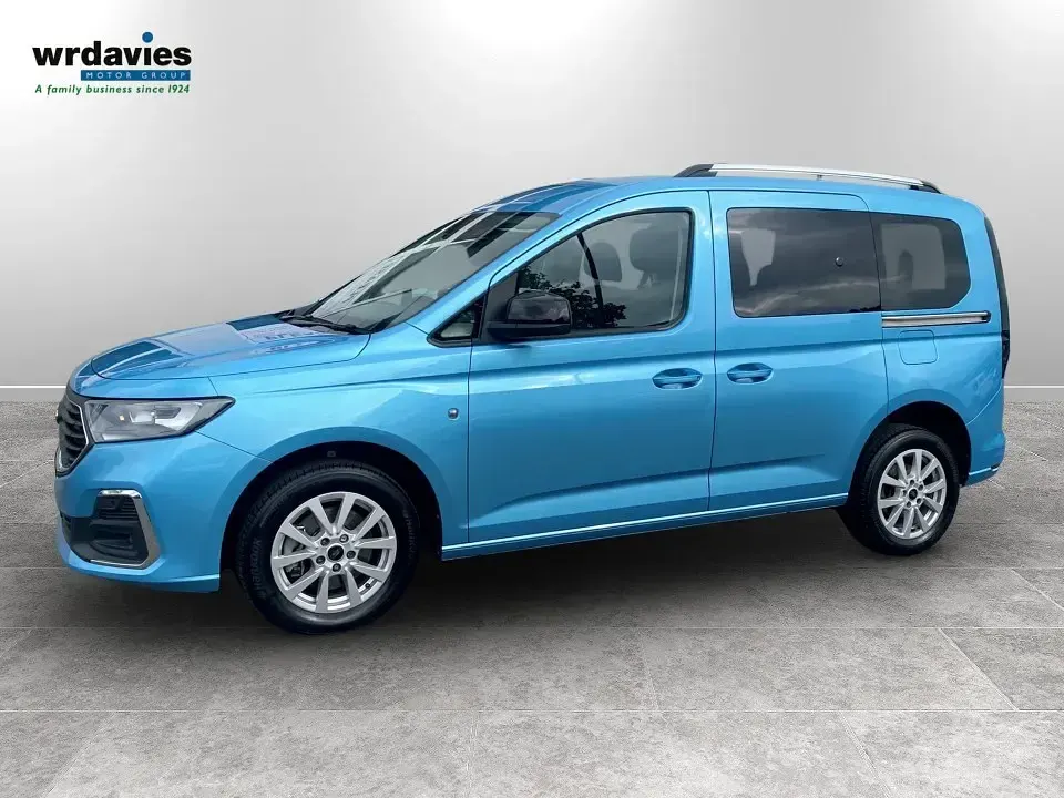 Używany Ford Tourneo Titanium 2023 Niebieski Kombi
