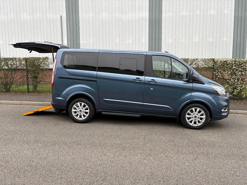 Usado Ford Tourneo Titanium 130 HP (95 kW) 2022 Azul Monovolume