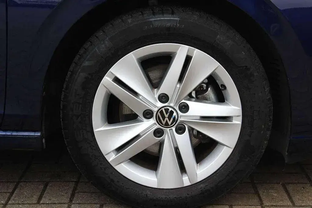 Używany VW Golf VII Life 150 KM (110 kW) 2021 Niebieski Hatchback