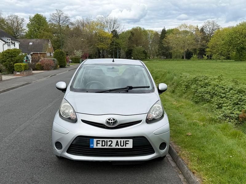 Usado Toyota Aygo 68 HP (50 kW) 2012 Prateado Citadino