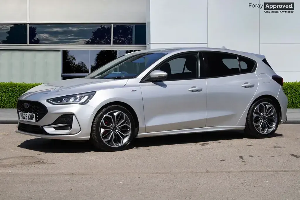 Used Ford Focus ST-Line X 2025 Moondust silver Hatchback