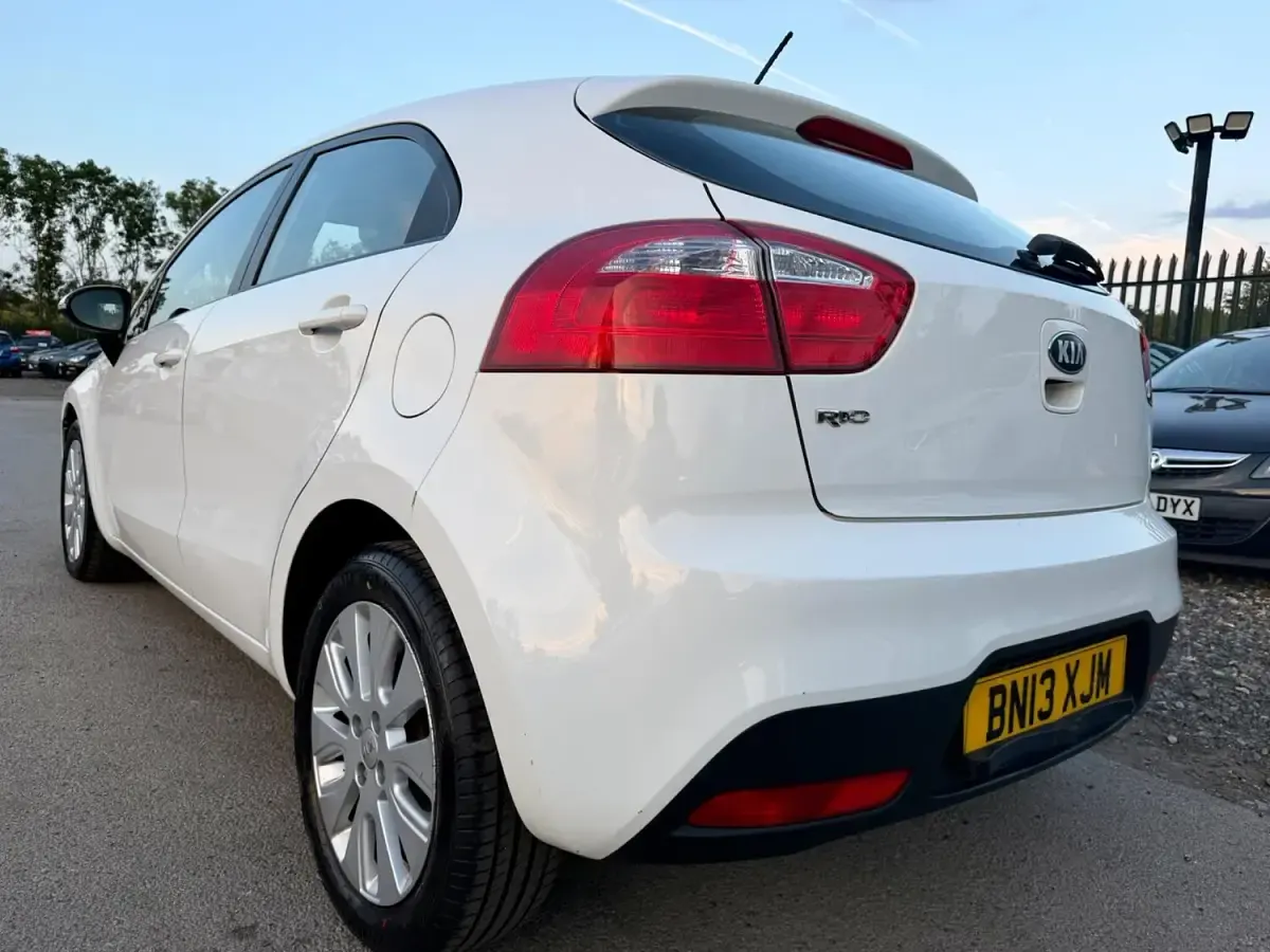 Used Kia Rio 84 HP (61 kW) 2013 White Hatchback