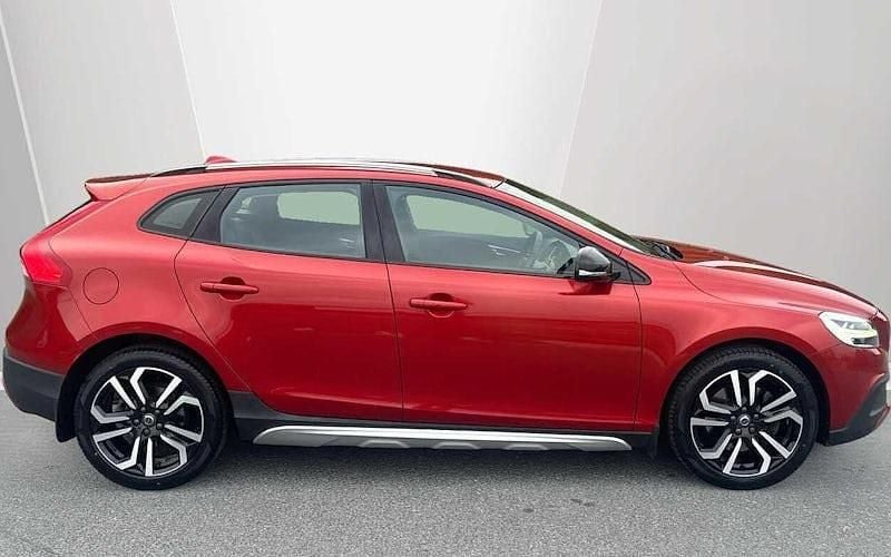 Used Volvo V40 Pro 152 HP (111 kW) 2019 Hatchback