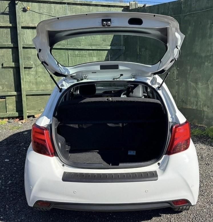 Used Toyota Yaris Hybrid 2014 White Hatchback