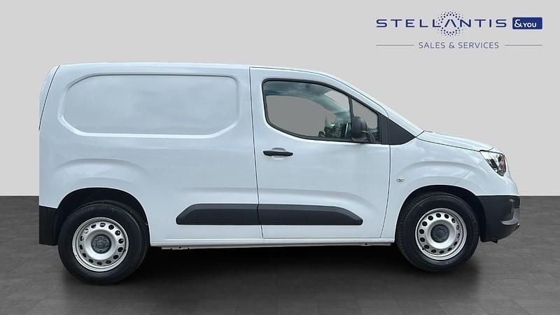 Second-hand Vauxhall Combo 98 kW (134 CP) 2024 Alb Monovolum