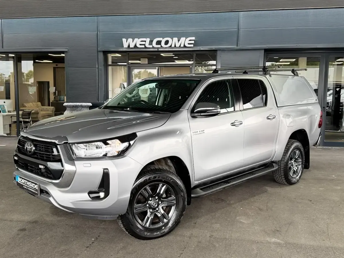 Used Toyota HiLux 150 HP (110 kW) 2023 Silver Pickup
